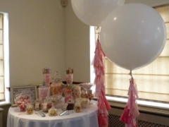 Candy-buffet-with-jumbo-balloons-with-tassels