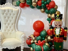 Christmas-acrylic-disc-and-balloon-garland