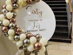 Welcome-sign-with-3ft-disc-and-balloon-garland