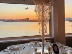 waterfall-chandelier-with-floral-top-and-gold-chargers